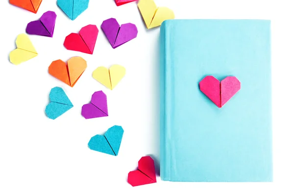 Книга и закладка в форме сердца — стоковое фото
