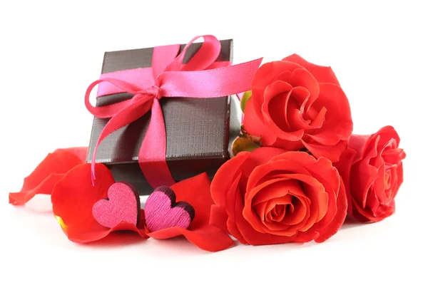 Caja de regalo, flores de rosas y corazón — Foto de Stock