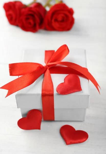 Caja de regalo, flores de rosas y corazones decorativos —  Fotos de Stock