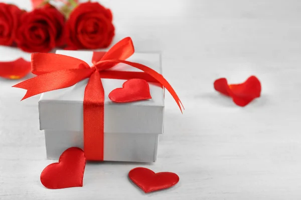 Confezione regalo, fiori di rosa e cuori decorativi — Foto Stock