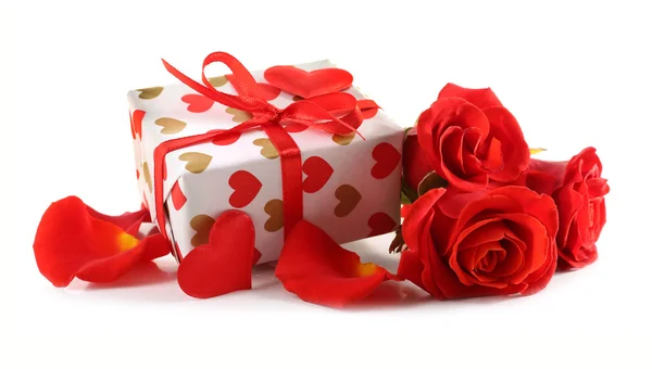 Caja de regalo, flores de rosas y corazón — Foto de Stock