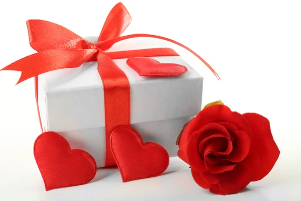 Dárkové krabice, růže květ a dekorativní srdce — Stock fotografie