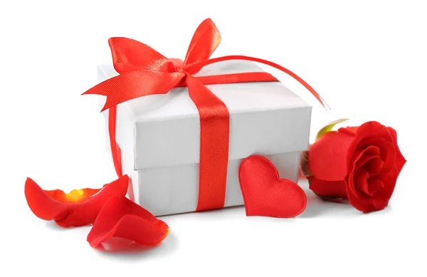 Подарочная коробка, цветок розы и декоративное сердце — стоковое фото