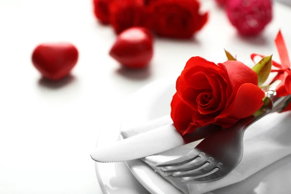 Apparecchiatura di tavola festiva durante San Valentino — Foto Stock