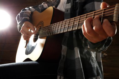 gitarist gitar çalıyor.