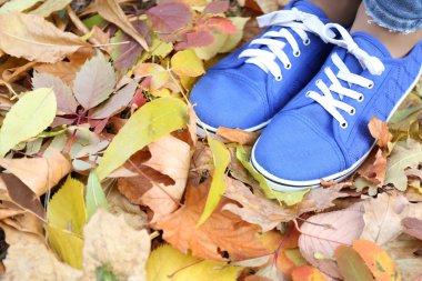 Eğitmenler yeşillik üzerinde duran kadın