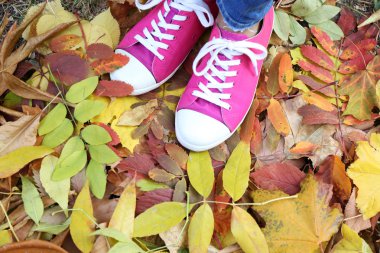 Eğitmenler yeşillik üzerinde duran kadın