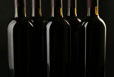 şarap şişeleri üst üste 