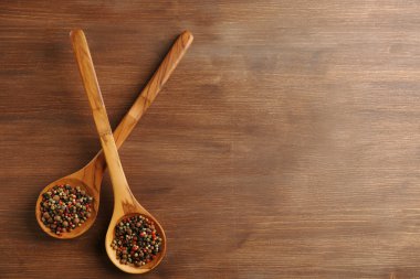 İki tahta kaşık biber ile