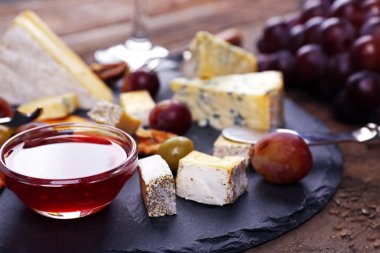 lezzetli peynir tatma için