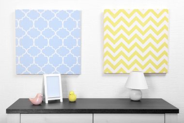 Fotoğraf çerçevesi ve süslemeleri masada