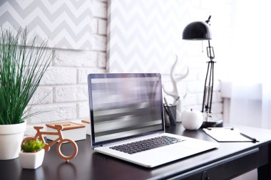 Çalışma alanı ile masa üstünde laptop 