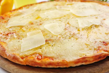 Peynirli pizza ahşap tahta üzerinde dolu