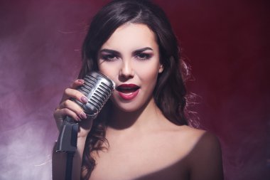 Genç şarkı söyleyen kadın 