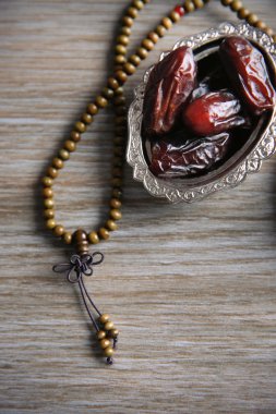 Kuru tarihler ve tespih