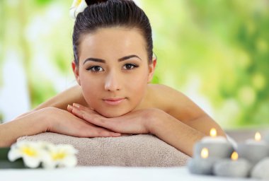 salonda rahatlatıcı kadın