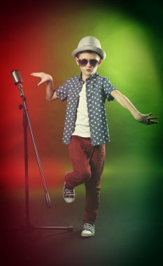 küçük çocuk ile mikrofon şarkı 