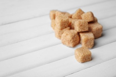 kahverengi şeker küpleri yığını 