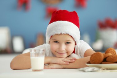 neşeli Noel Baba şapkalı çocuk