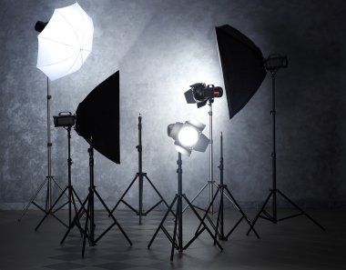 Işık ekipmanlı fotoğraf stüdyosu