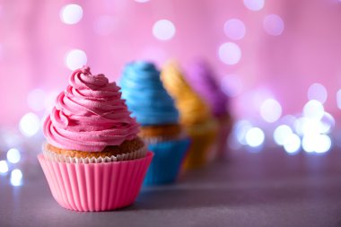 Pembe krema buzlanma ile cupcake  