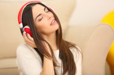 Kulaklıklı kadın müzik dinliyor.