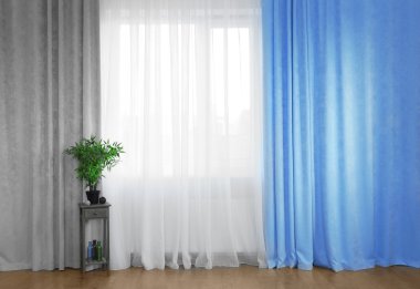 Yeşil bitki ile küçük ahşap masa