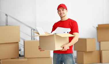 Karton kutu dolu tutan adam 