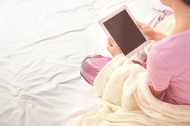 Kadın pijama tablet kullanma