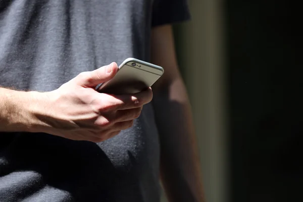 남자가 들고 스마트 휴대 전화 — 스톡 사진