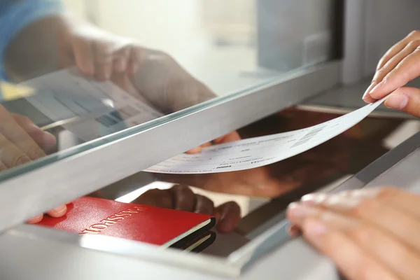 Mujer comprando entradas — Foto de Stock