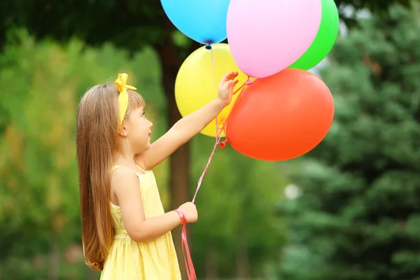 Petite fille avec des ballons — Photo