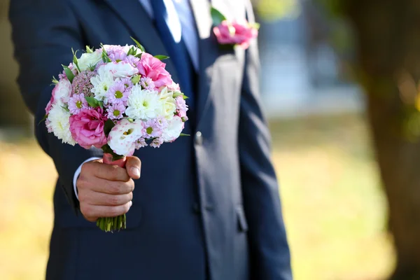 Novio con ramo de bodas —  Fotos de Stock