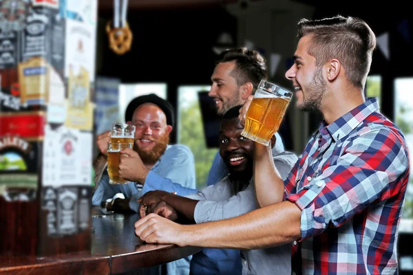 Muži pijící pivo — Stock fotografie