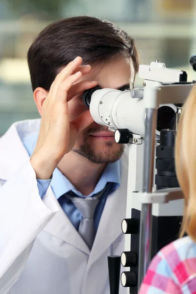 Médico masculino examinando paciente do sexo feminino — Fotografia de Stock