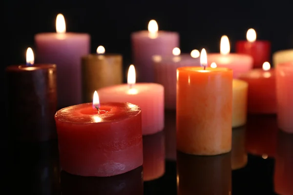 Muchas velas pequeñas encendidas — Foto de Stock