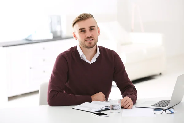 Homme d'affaires travaillant avec un ordinateur portable — Photo