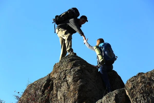 Homem e mulher subindo a montanha — Fotografia de Stock