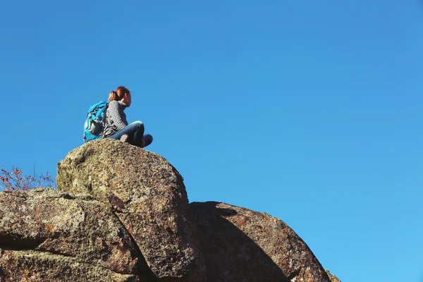 Mujer Sentada Cima Montaña — Foto de Stock