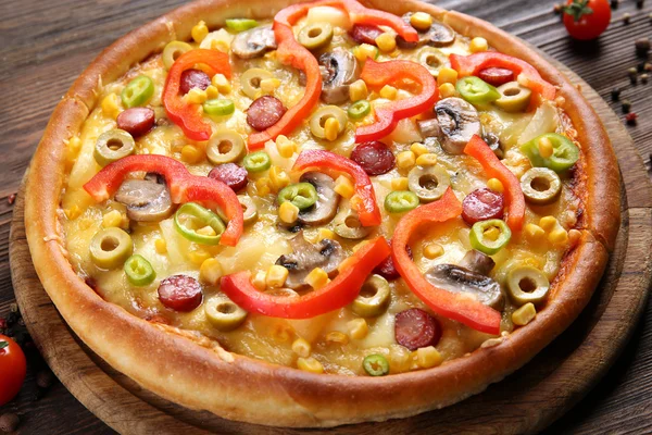 Delicious pizza with vegetables — Stock Photo, Image