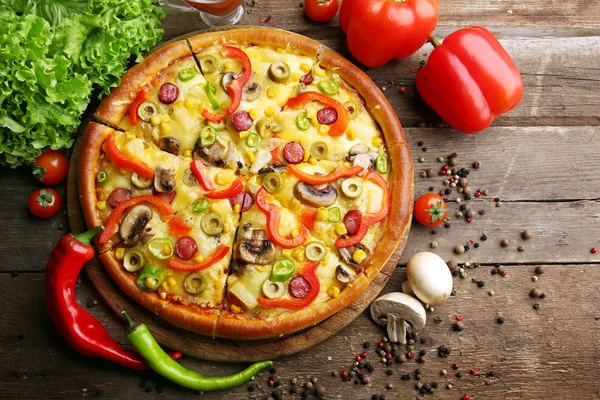 Delicious sliced pizza with vegetables — Stock Photo, Image