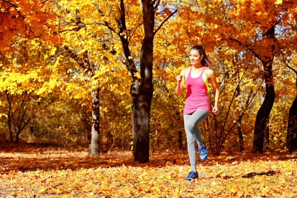 Jonge mooie vrouw joggen — Stockfoto