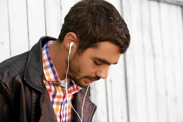 Adam müzik açık havada için dinleme — Stok fotoğraf