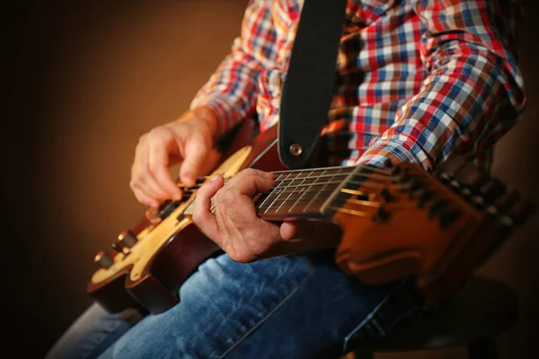 Mann spielt auf E-Gitarre — Stockfoto