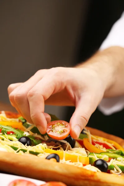 Cocinar haciendo deliciosa pizza — Foto de Stock