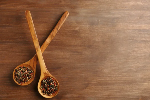 Dos cucharas de madera con pimienta —  Fotos de Stock