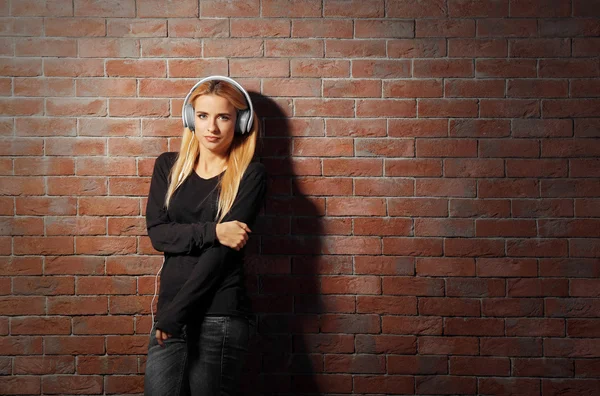 Mujer joven escuchando música — Foto de Stock