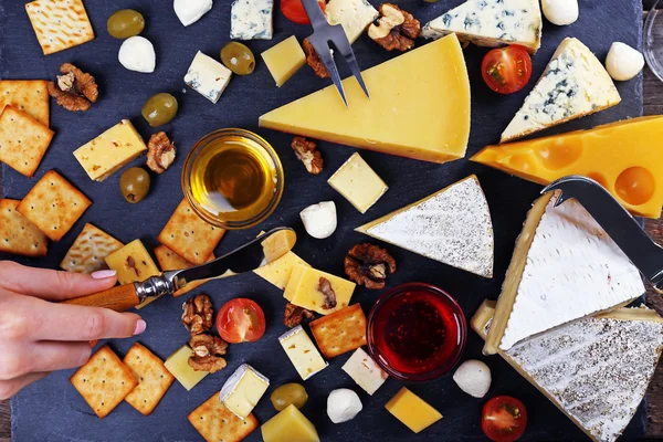 Lezzetli peynir tatma için — Stok fotoğraf