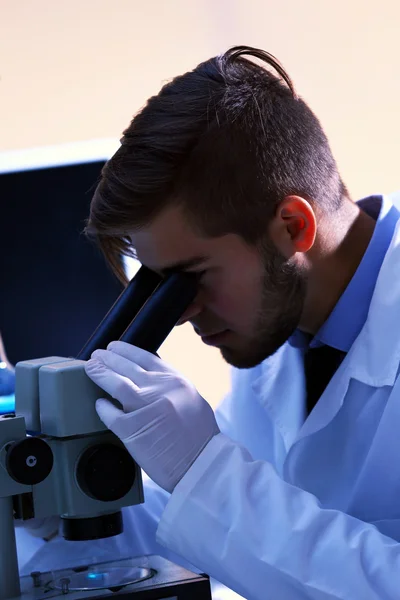 Clínico que estudia en laboratorio — Foto de Stock