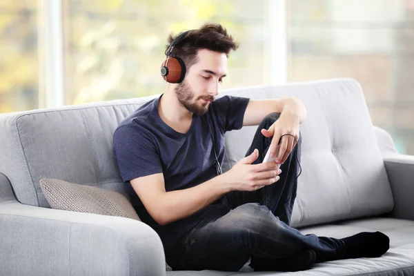 Człowiek słucha muzyki ze słuchawkami — Zdjęcie stockowe